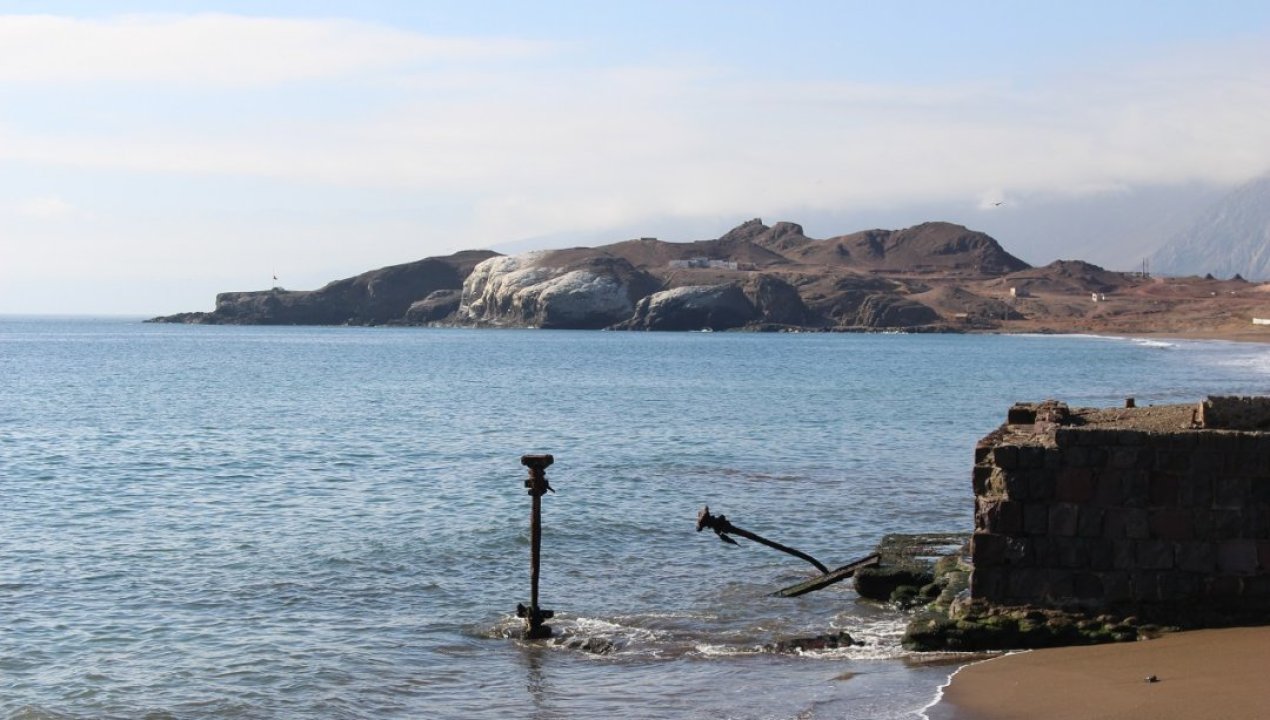 /mujer-es-hallada-muerta-en-roquerios-de-acantilado-de-taltal
