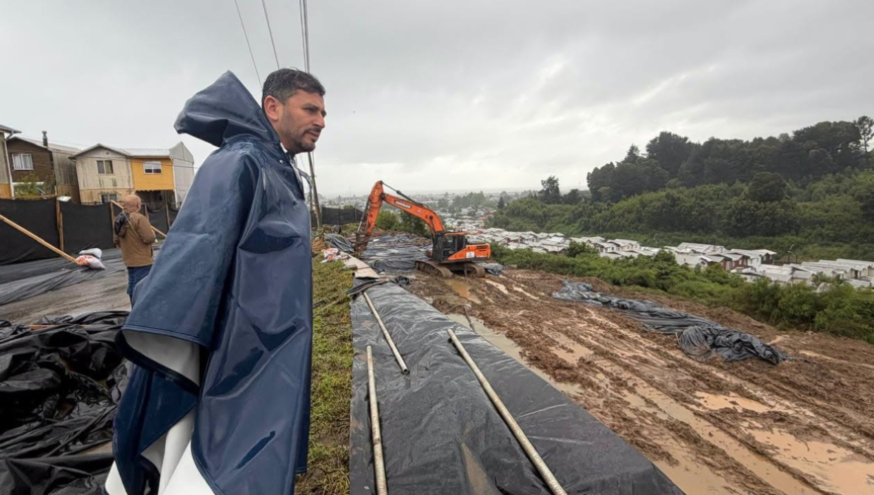 /autoridades-recorren-villa-el-mirador-de-arauco-tras-agravamiento-de