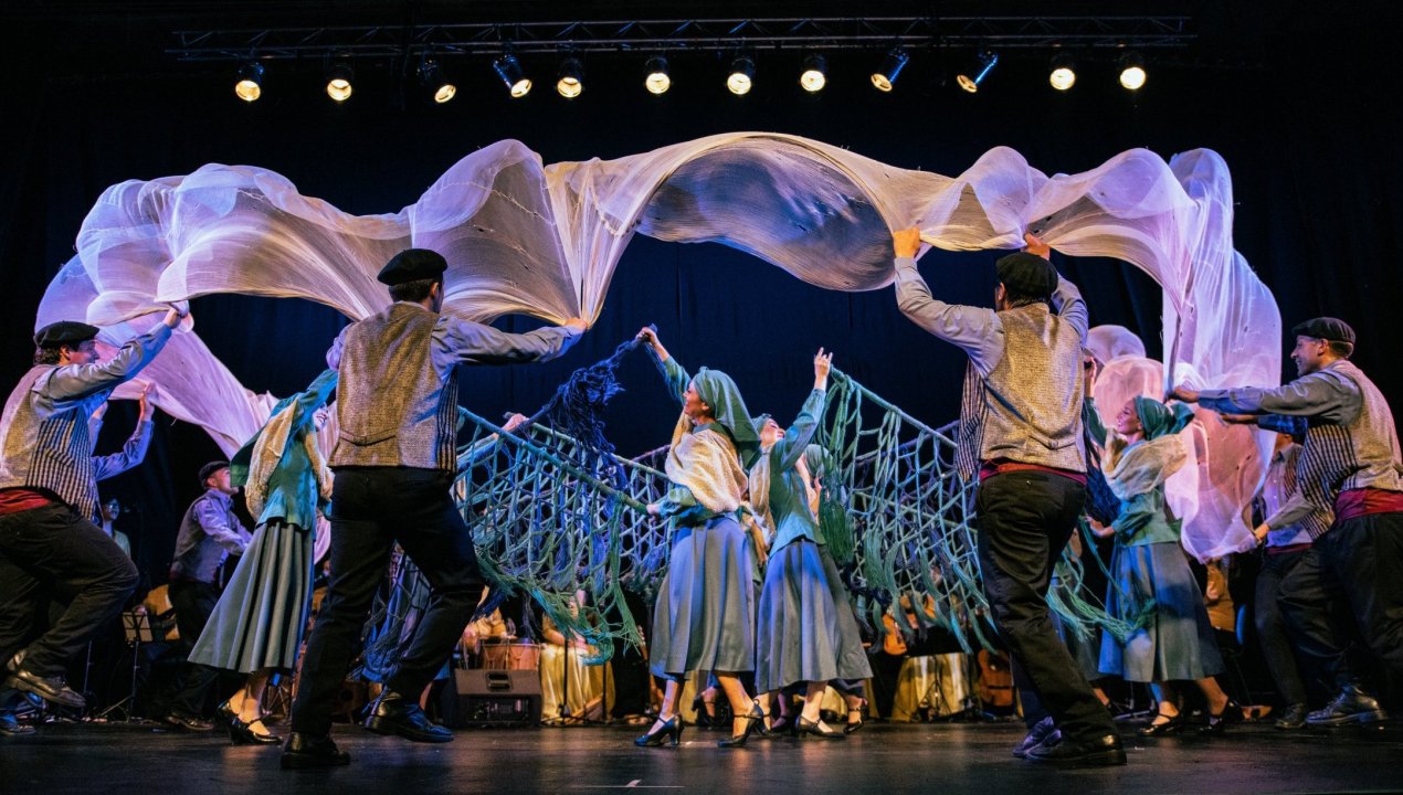 /obra-que-reivindica-la-memoria-selk-nam-aterriza-en-porvenir-y-punta-arenas