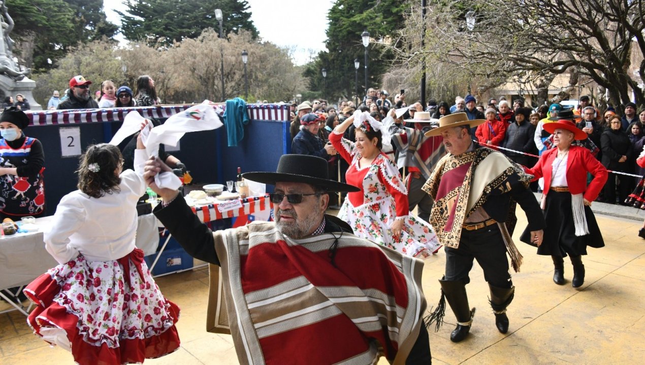 /fiesta-dieciochera-en-la-plaza-munoz-gamero