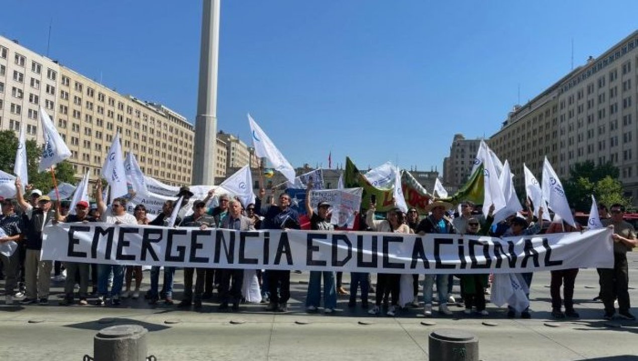 /regionales/region-metropolitana/crisis-educacional-docentes-de-atacama-se-manifestaron-en-la-moneda