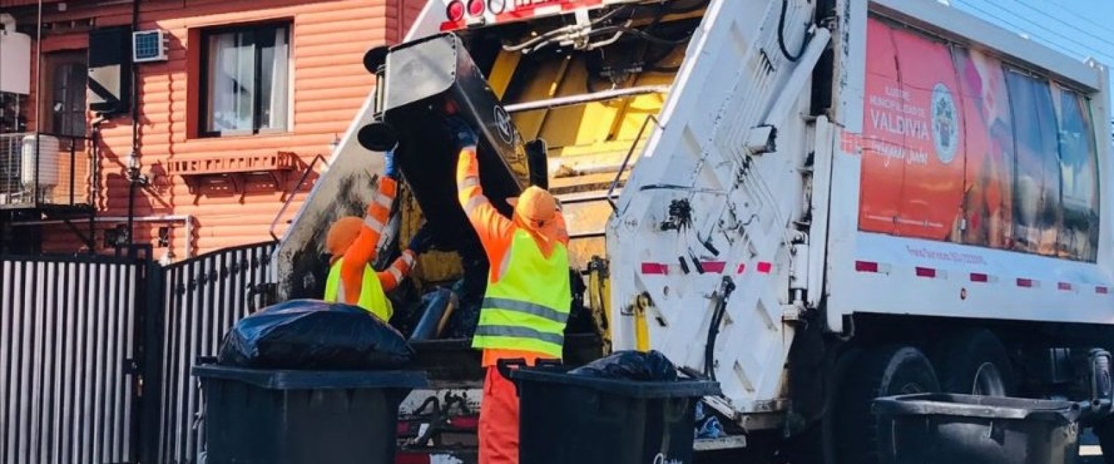 Valdivia: Recolectores de basura exigen renovación de camiones que están en mal estado