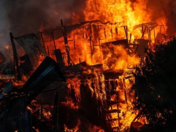 Incendio forestal en California deja al menos 5 Muertos y más de 80 mil evacuados