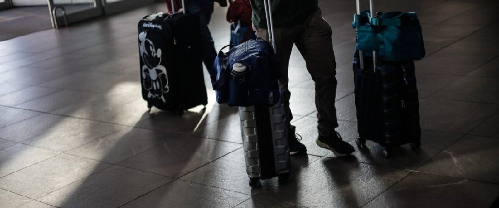 Brutal ataque en aeropuerto ruso: Hombre lanza a niño al suelo y lo deja en coma