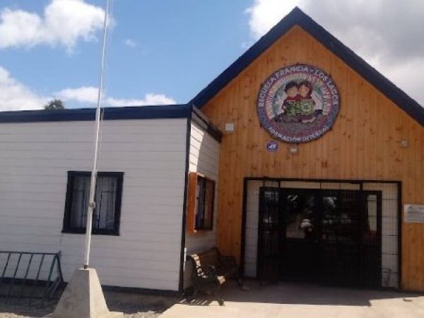 Parvularia es acusada de encerrar a niño en una caja y sentarse encima de ella
