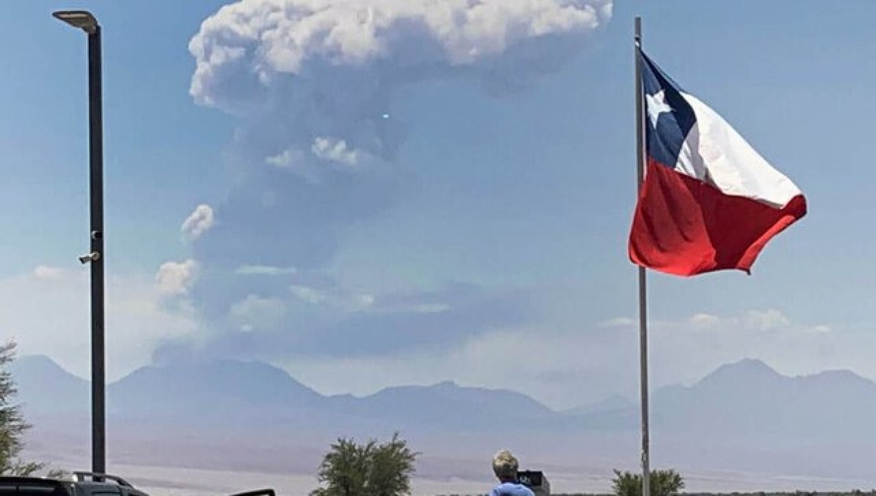 /regionales/region-de-antofagasta/sernageomin-elevo-alerta-en-el-volcan-lascar-a-amarilla