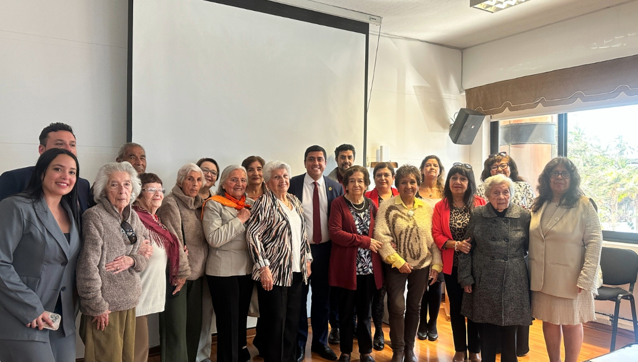 /profesores-y-profesoras-de-la-region-de-antofagasta-reciben-la-primera